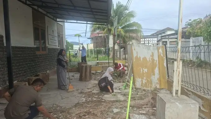 Kecamatan Kuta Raja Laksanakan Gotong Royong Rutin Setiap Jumat