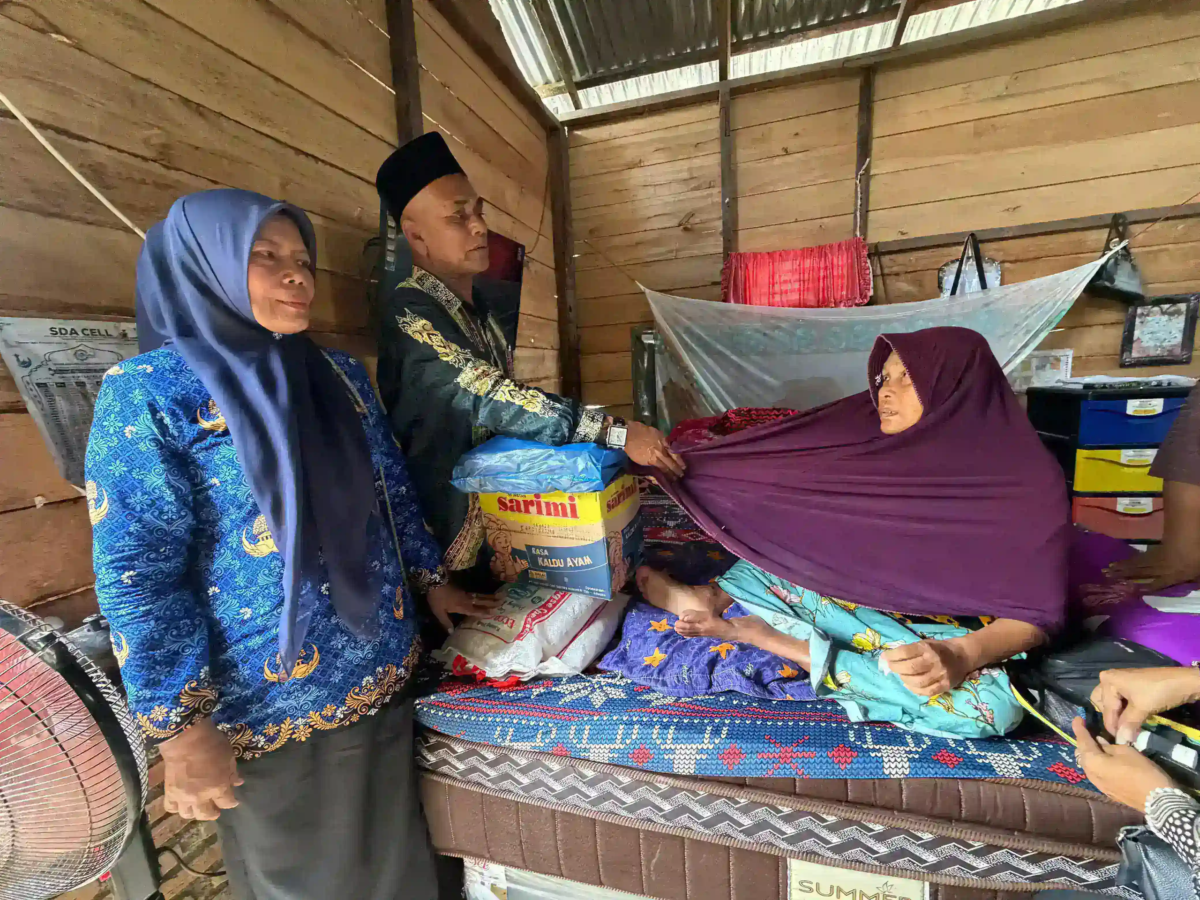 Peduli Kondisi Warga, Muspika Samalanga Turun Langsung Jenguk Mardhiah yang Terbaring Sakit