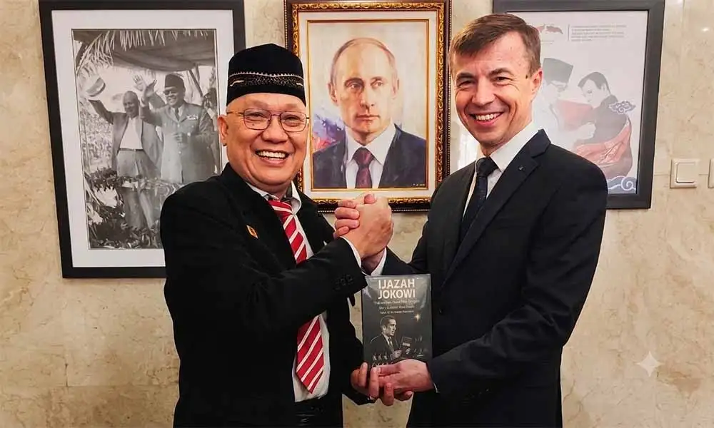 Diplomasi Moralitas: Wilson Lalengke Serahkan Buku 