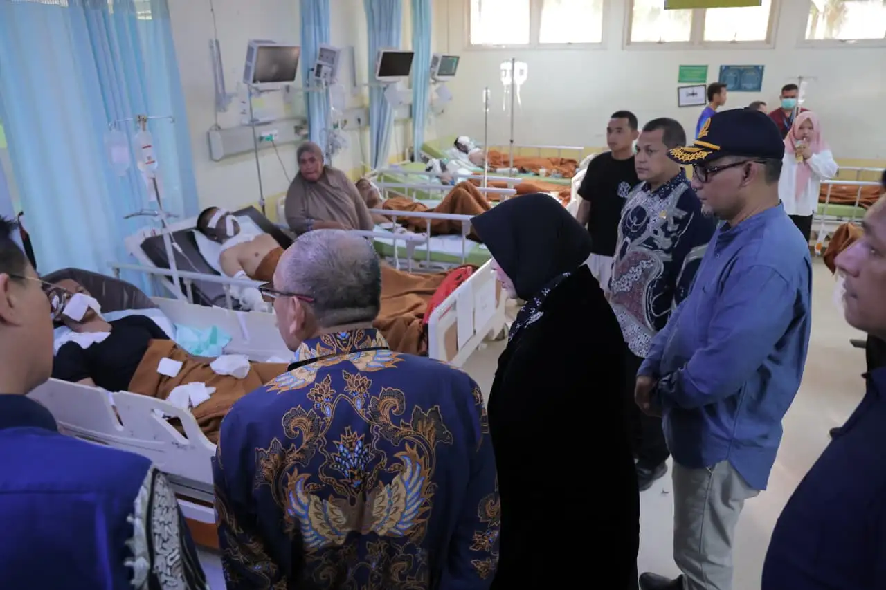 Wali Kota Illiza Besuk Korban Letupan KMP Aceh Hebat 2 di RSUZA