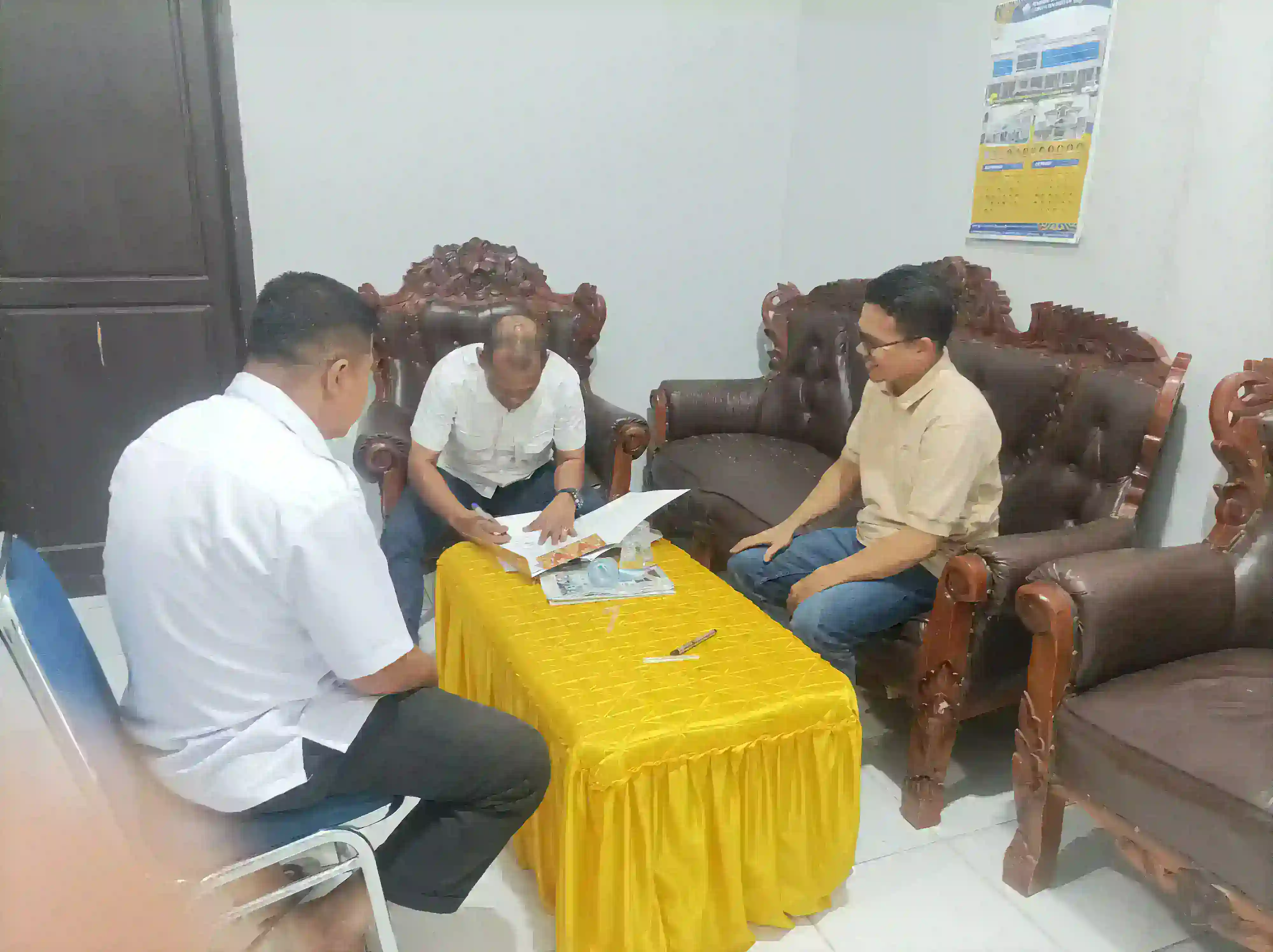 Dewan Pembina IPPSM Banda Aceh Serahkan AD/ART Hasil MUBES kepada Camat Simpang Mamplam