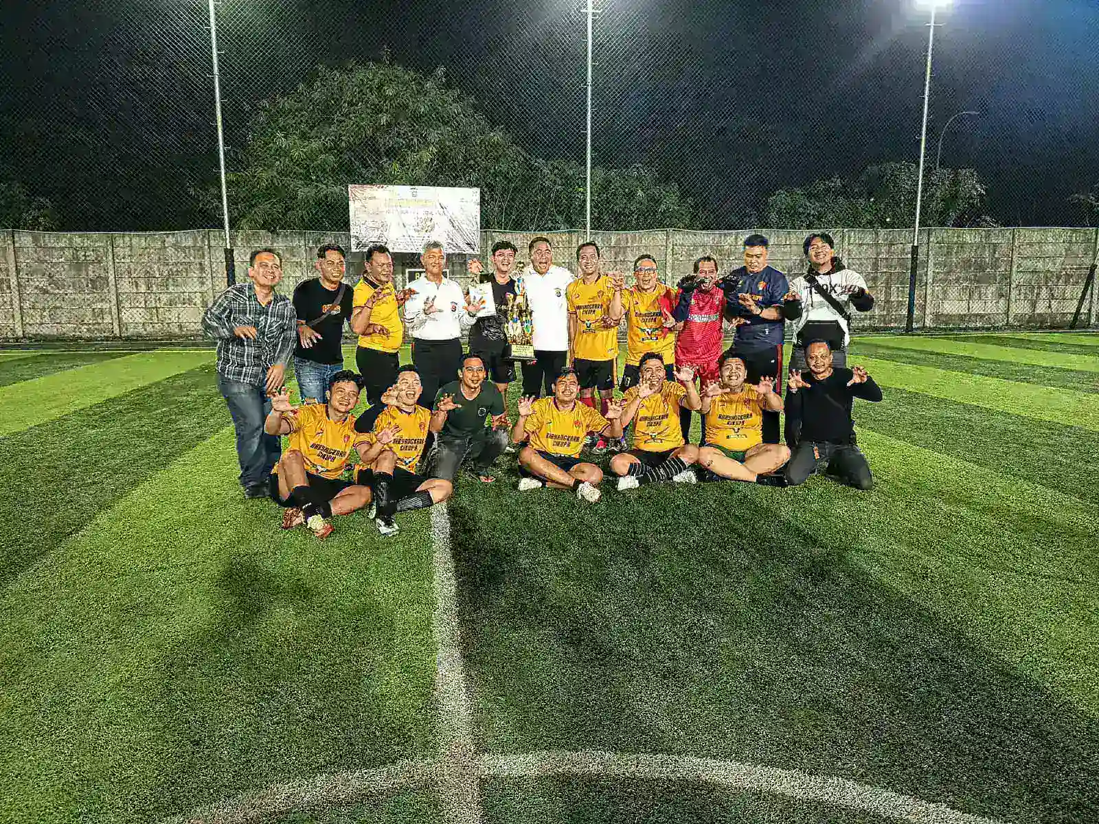 Sat Reskrim dan Senkom Mitra Polri FC Juara Turnamen Soccer Cup HUT Bhayangkara ke 80