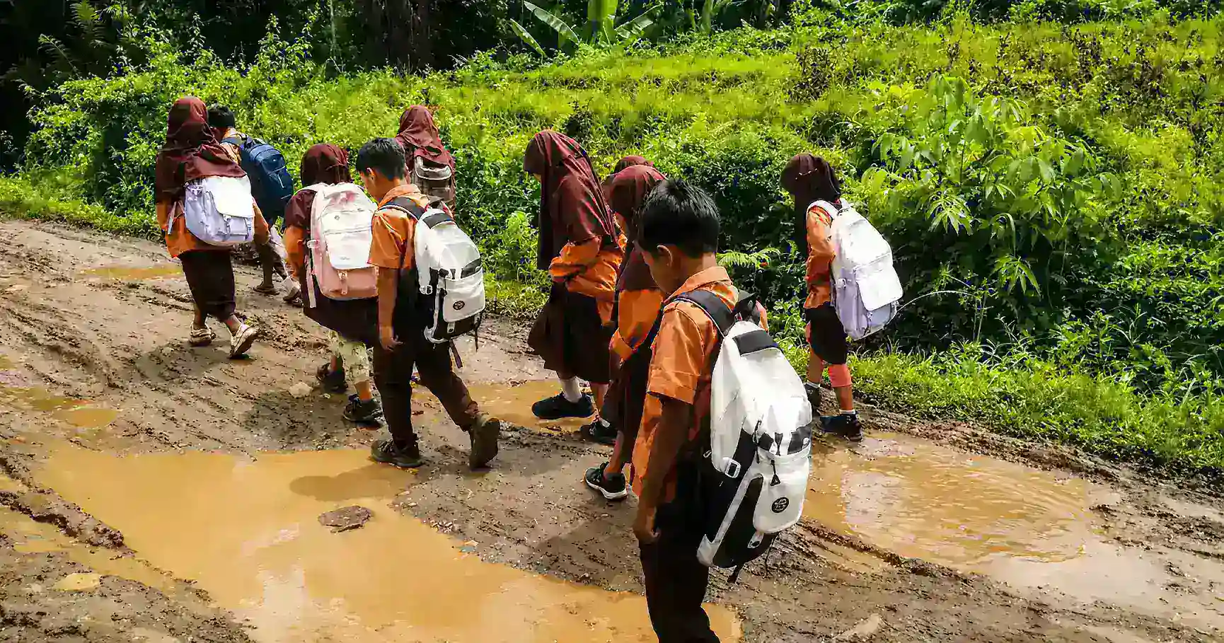 Jalan Berlumpur di Beutong Ateuh Dikeluhkan, Akses Sekolah Anak Terganggu