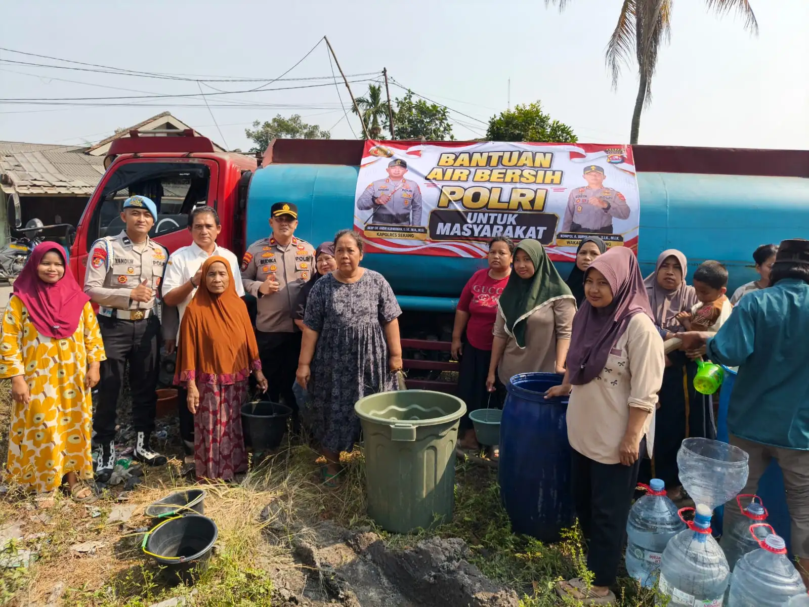 Warga Terdampak Kemarau, Polsek Cikande Distribusikan Air Bersih 24.000 Liter